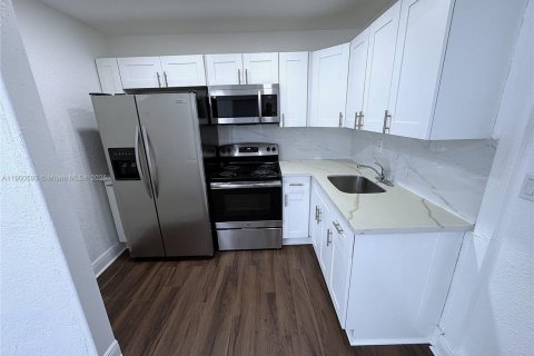 Casa en alquiler en Fort Lauderdale, Florida, 1 dormitorio, 262.54 m2 № 1951963 - foto 3