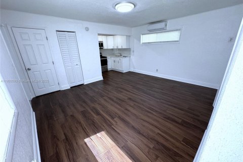 Casa en alquiler en Fort Lauderdale, Florida, 1 dormitorio, 262.54 m2 № 1951963 - foto 1