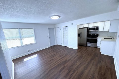 Casa en alquiler en Fort Lauderdale, Florida, 1 dormitorio, 262.54 m2 № 1951963 - foto 2