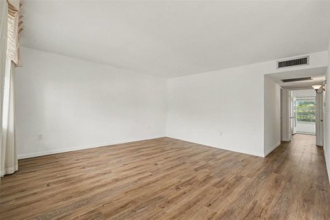 Condo in Seminole, Florida, 2 bedrooms  № 2399093 - photo 8