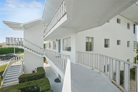 Condo in Seminole, Florida, 2 bedrooms  № 2399093 - photo 3