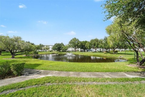 Condo in Seminole, Florida, 2 bedrooms  № 2399093 - photo 11