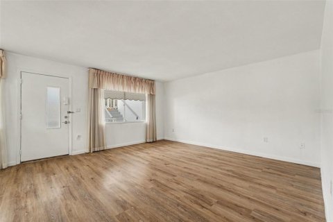 Condo in Seminole, Florida, 2 bedrooms  № 2399093 - photo 6