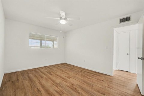 Condo in Seminole, Florida, 2 bedrooms  № 2399093 - photo 24