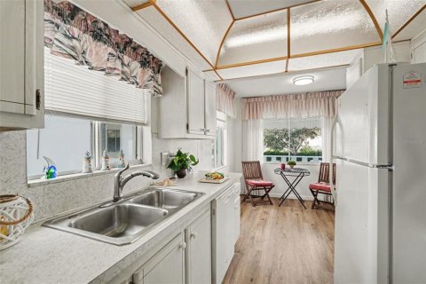 Condo in Seminole, Florida, 2 bedrooms  № 2399093 - photo 13