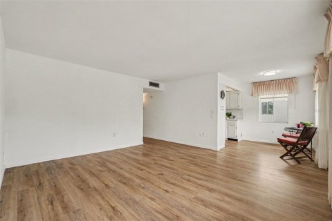 Condo in Seminole, Florida, 2 bedrooms  № 2399093 - photo 7