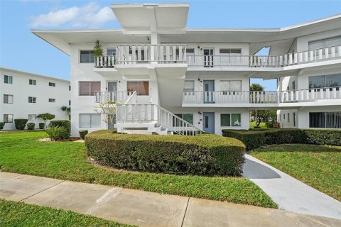 Condo in Seminole, Florida, 2 bedrooms  № 2399093 - photo 30
