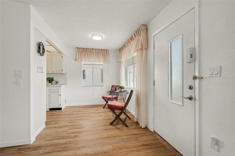 Condo in Seminole, Florida, 2 bedrooms  № 2399093 - photo 12