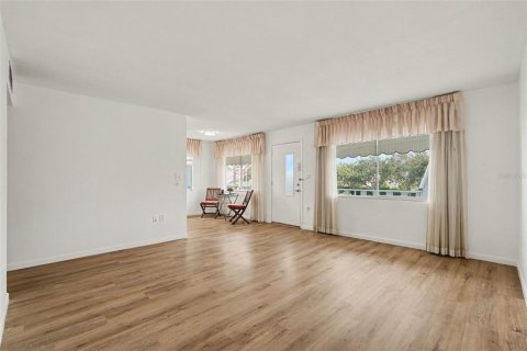 Condo in Seminole, Florida, 2 bedrooms  № 2399093 - photo 5