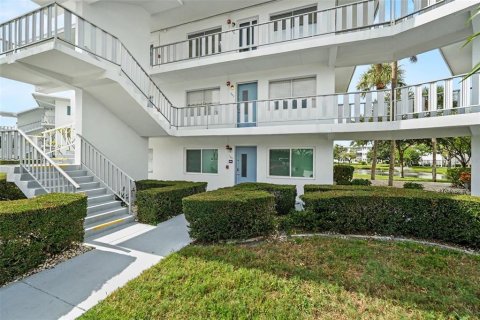 Condo in Seminole, Florida, 2 bedrooms  № 2399093 - photo 2