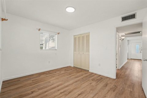 Condo in Seminole, Florida, 2 bedrooms  № 2399093 - photo 25
