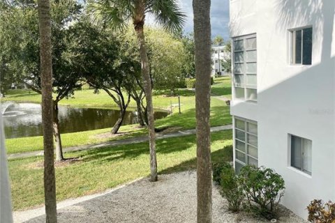 Condo in Seminole, Florida, 2 bedrooms  № 2399093 - photo 16