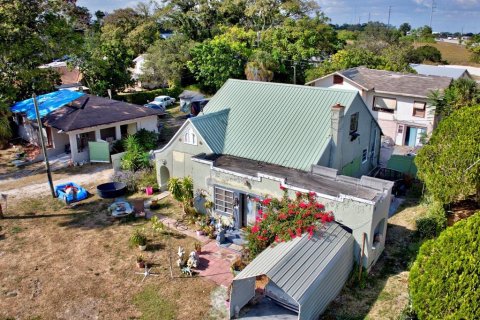 House in Avon Park, Florida 8 bedrooms, 368.82 sq.m. № 2310489