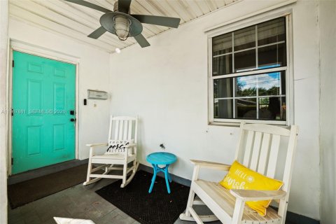 Купить виллу или дом в Майами-Спрингс, Флорида 3 спальни, 154.5м2, № 2031979 - фото 25