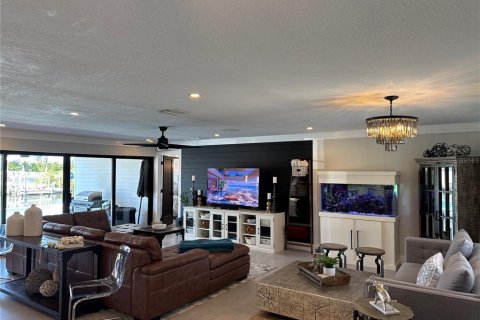 House in Apollo Beach, Florida 3 bedrooms, 184.78 sq.m. № 1657705 - photo 7