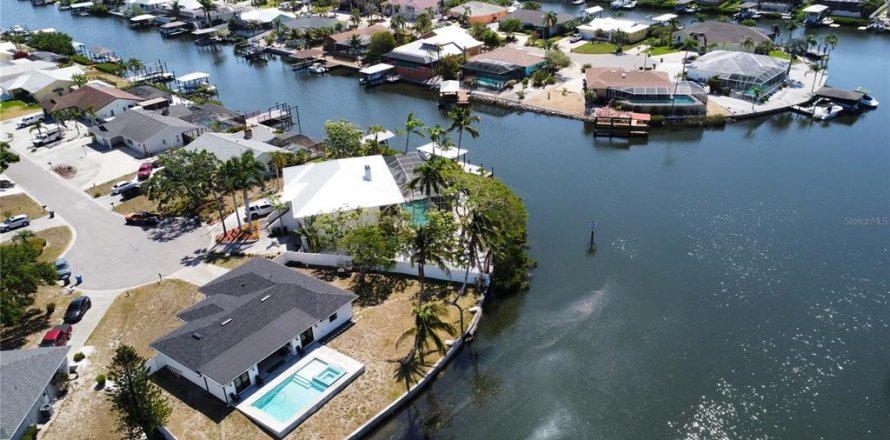 House in Apollo Beach, Florida 3 bedrooms, 184.78 sq.m. № 1657705