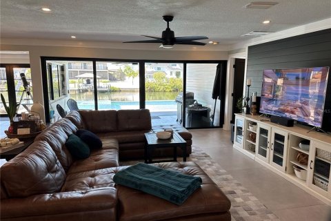 House in Apollo Beach, Florida 3 bedrooms, 184.78 sq.m. № 1657705 - photo 9