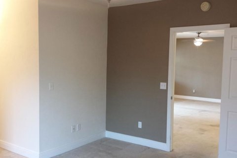 Condo in Gainesville, Florida, 2 bedrooms № 2234471 - photo 12