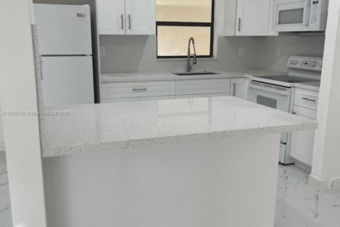 Casa en alquiler en Port Charlotte, Florida, 3 dormitorios № 1971800 - foto 2