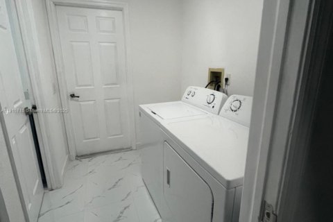 Casa en alquiler en Port Charlotte, Florida, 3 dormitorios № 1971800 - foto 13