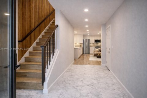 Снять в аренду таунхаус в Окленд-Парк, Флорида 3 спальни, № 2063702 - фото 2