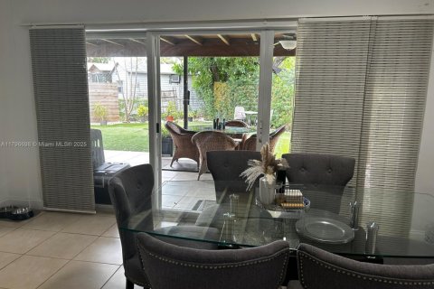 House in Hollywood, Florida 3 bedrooms, 156.73 sq.m. № 1709001 - photo 23