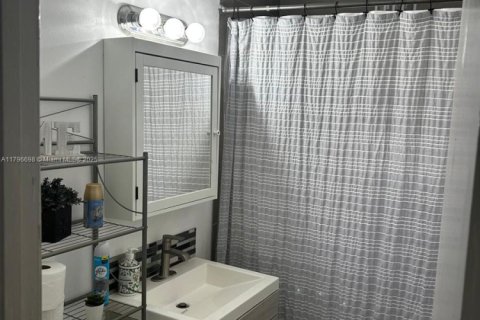 House in Hollywood, Florida 3 bedrooms, 156.73 sq.m. № 1709001 - photo 12
