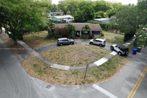 House in Hollywood, Florida 3 bedrooms, 156.73 sq.m. № 1709001 - photo 1