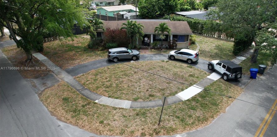 House in Hollywood, Florida 3 bedrooms, 156.73 sq.m. № 1709001