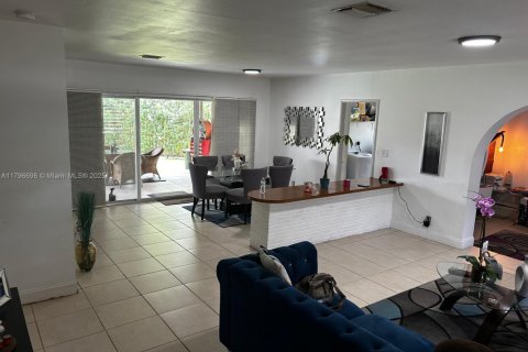 House in Hollywood, Florida 3 bedrooms, 156.73 sq.m. № 1709001 - photo 9