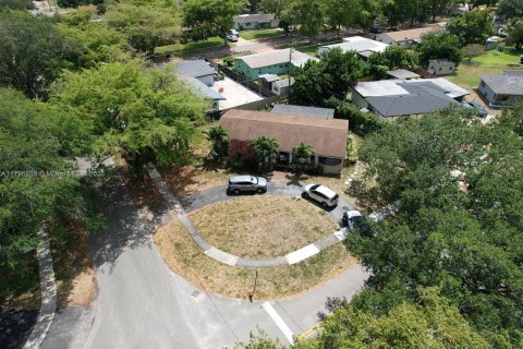 House in Hollywood, Florida 3 bedrooms, 156.73 sq.m. № 1709001 - photo 3