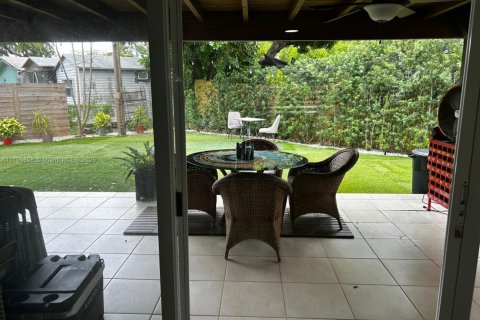 House in Hollywood, Florida 3 bedrooms, 156.73 sq.m. № 1709001 - photo 22