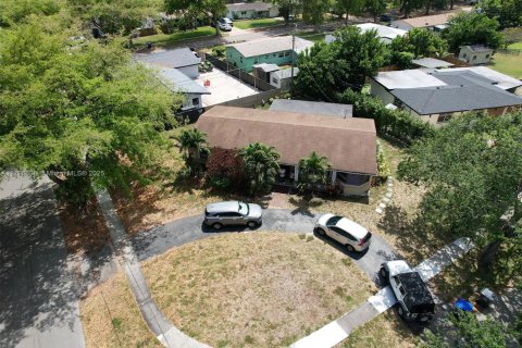 House in Hollywood, Florida 3 bedrooms, 156.73 sq.m. № 1709001 - photo 4