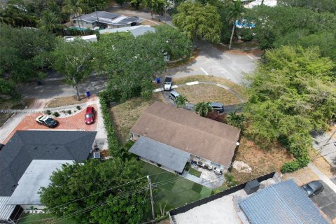 House in Hollywood, Florida 3 bedrooms, 156.73 sq.m. № 1709001 - photo 2