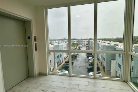 Adosado en venta en Miami, Florida, 89.56 m2 № 1937515 - foto 11