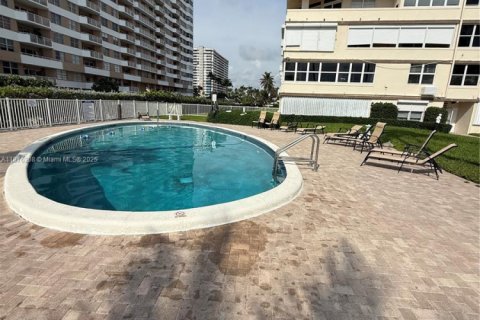 Copropriété à vendre à Hallandale Beach, Floride: 1 chambre, 81.57 m2 № 1977811 - photo 12