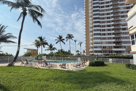 Copropriété à vendre à Hallandale Beach, Floride: 1 chambre, 81.57 m2 № 1977811 - photo 25