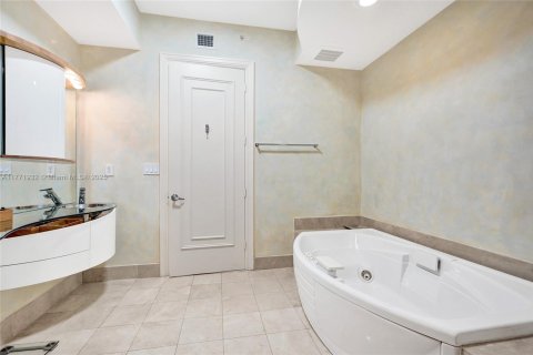 Condo in Sunny Isles Beach, Florida, 2 bedrooms  № 1862304 - photo 19