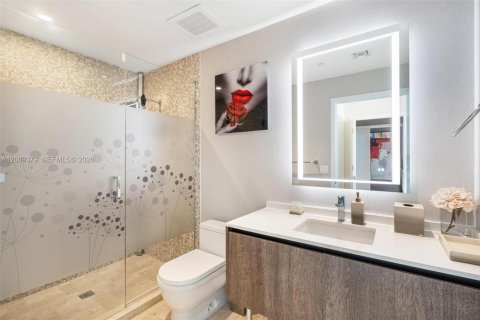 Condominio en venta en Miami, Florida, 4 dormitorios, 278.43 m2 № 2073124 - foto 21