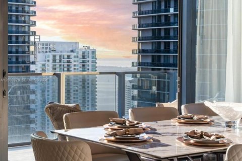 Condominio en venta en Miami, Florida, 4 dormitorios, 278.43 m2 № 2073124 - foto 10