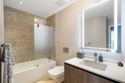 Condominio en venta en Miami, Florida, 4 dormitorios, 278.43 m2 № 2073124 - foto 20
