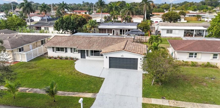 Casa en Pembroke Pines, Florida 3 dormitorios, 150.41 m2 № 1479489
