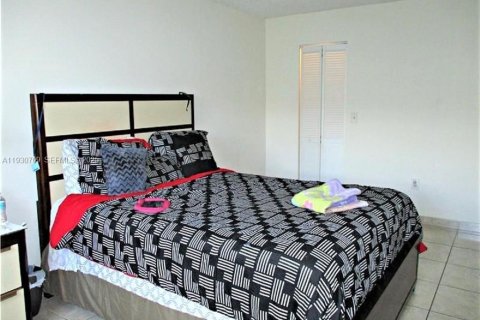 Condominio en venta en Lauderhill, Florida, 1 dormitorio, 70.14 m2 № 2034385 - foto 2