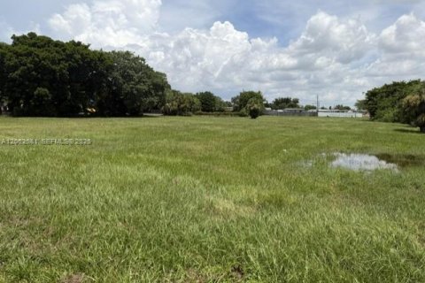 Propiedad comercial en venta en Opa-locka, Florida № 2254818 - foto 4