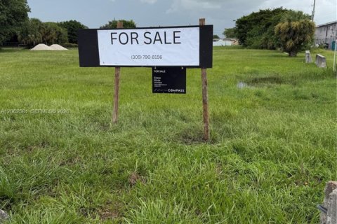 Propiedad comercial en venta en Opa-locka, Florida № 2254818 - foto 3