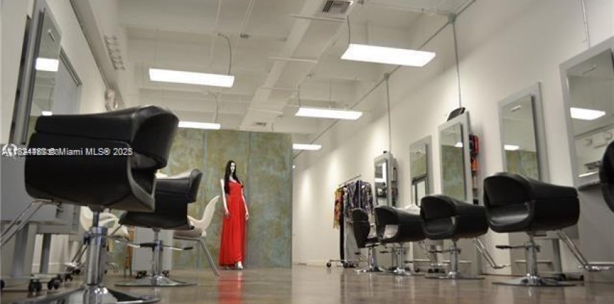 Propiedad comercial en Hallandale Beach, Florida № 1790212