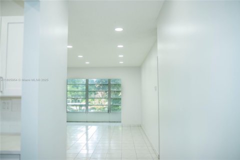 Condo in Lauderdale Lakes, Florida, 2 bedrooms  № 1864759 - photo 2