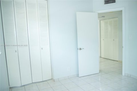 Condo in Lauderdale Lakes, Florida, 2 bedrooms  № 1864759 - photo 17