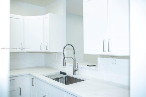 Condo in Lauderdale Lakes, Florida, 2 bedrooms  № 1864759 - photo 4