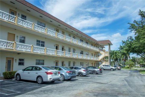 Condo in Lauderdale Lakes, Florida, 2 bedrooms  № 1864759 - photo 1